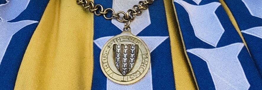 chevalier du château de domeyrat avec bijou.